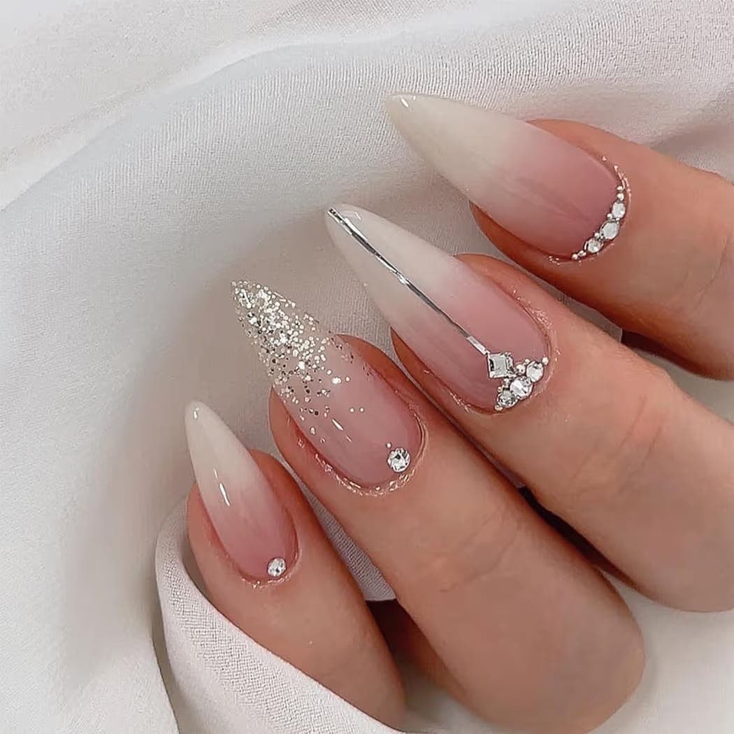 Nail art élaboré avec motifs détaillés chez Ongles Maily